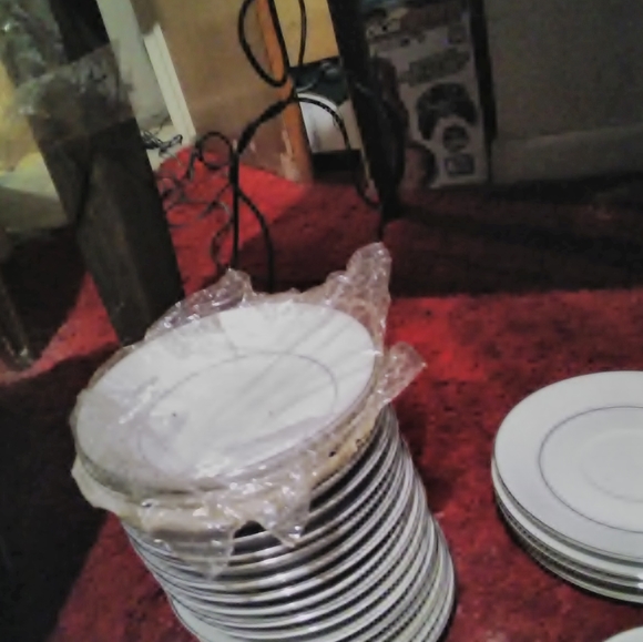 Fine China,dinner plates,bread,plates,tea saucers - Picture 5 of 13